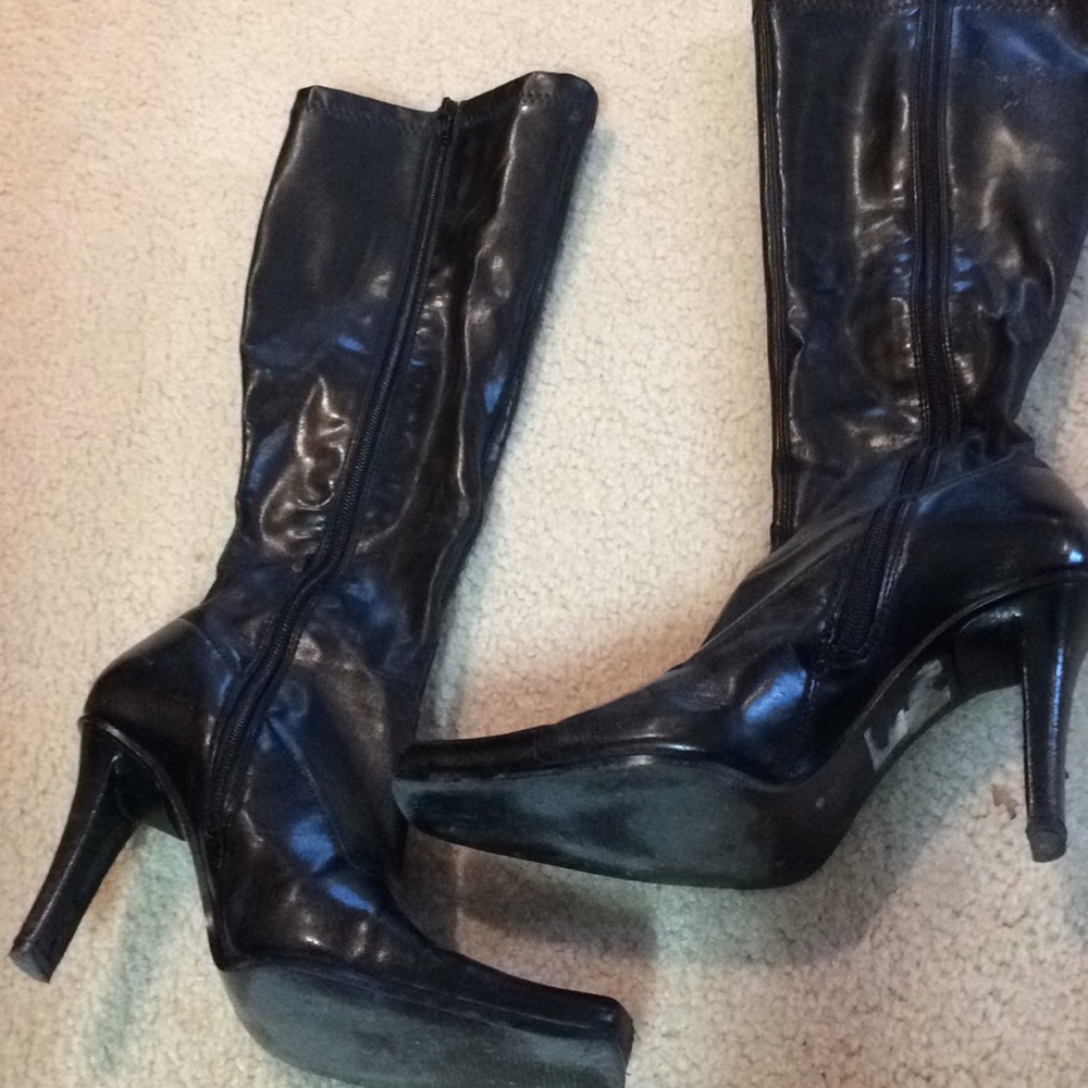 Black heeled boots